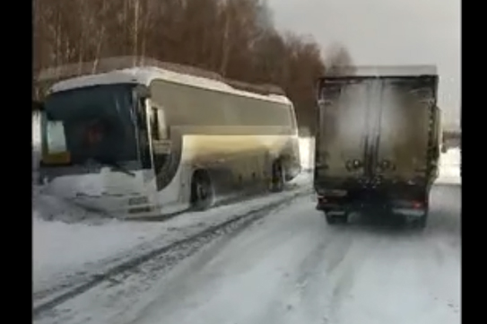 Автобус рейсом Кемерово-Анжеро-Судженск врезался в сугроб на трассе Автобус рейсом Кемерово-Анжеро-Судженск врезался в сугроб на трассе