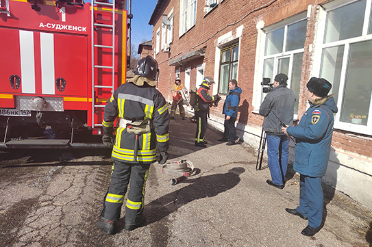 В загородном лагере Анжеро-Судженска учились ликвидировать пожар В загородном лагере Анжеро-Судженска учились ликвидировать пожар