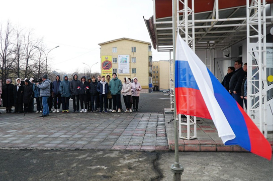 В анжерских школах новую неделю начали с поднятия флага В анжерских школах новую неделю начали с поднятия флага