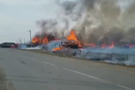 В поселке Яя сгорела улица домов В поселке Яя сгорела улица домов