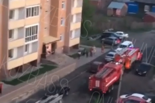 Скопление пожарных у многоэтажки наблюдали жители Анжеро-Судженска Скопление пожарных у многоэтажки наблюдали жители Анжеро-Судженска