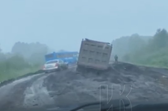 Грузовики и автобус "увязли" на кузбасской трассе из-за грязи и снега Грузовики и автобус "увязли" на кузбасской трассе из-за грязи и снега
