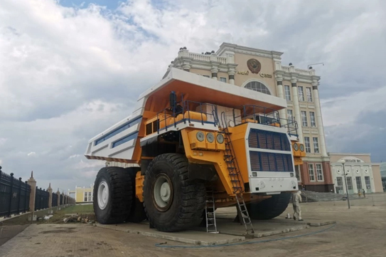 Гигантский БЕЛАЗ из Кузбасса появился в автомузее Екатеринбурга Гигантский БЕЛАЗ из Кузбасса появился в автомузее Екатеринбурга