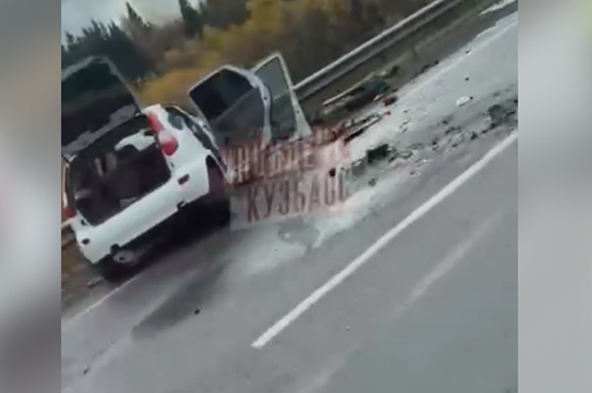 Двое погибли, четверо пострадали: в ГИБДД рассказали подробности жуткой аварии на трассе в Кузбассе Двое погибли, четверо пострадали: в ГИБДД рассказали подробности жуткой аварии на трассе в Кузбассе