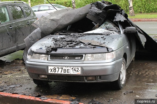 В Анжеро-Судженске крыша упала на автомобили В Анжеро-Судженске крыша упала на автомобили