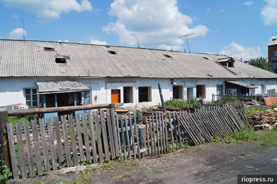 В Анжеро-Судженске жители разбирают еще жилой барак В Анжеро-Судженске жители разбирают еще жилой барак