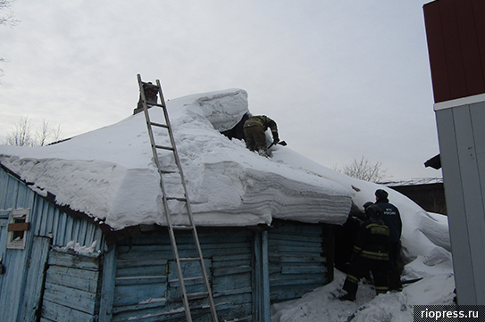 Сегодня на улице Горького в Анжеро-Судженске горел барак Сегодня на улице Горького в Анжеро-Судженске горел барак