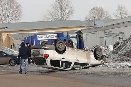 Иномарка сбила бабушку и внучку на дороге в Кузбассе Иномарка сбила бабушку и внучку на дороге в Кузбассе