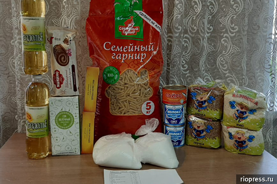 Малообеспеченные и многодетные семьи получили сухпайки для школьников Малообеспеченные и многодетные семьи получили сухпайки для школьников