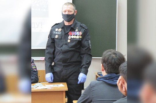 С будущими призывниками беседовал ветеран боевых действий С будущими призывниками беседовал ветеран боевых действий