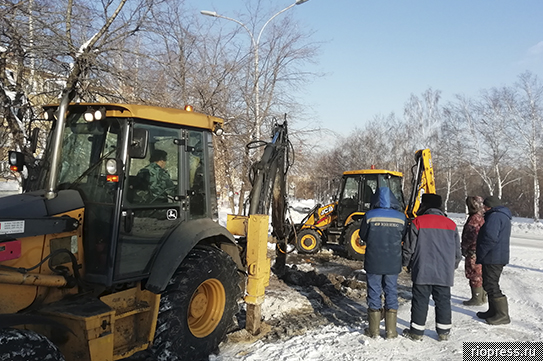 Коммунальщики устраняют порыв водовода в центре Анжеро-Судженска Коммунальщики устраняют порыв водовода в центре Анжеро-Судженска