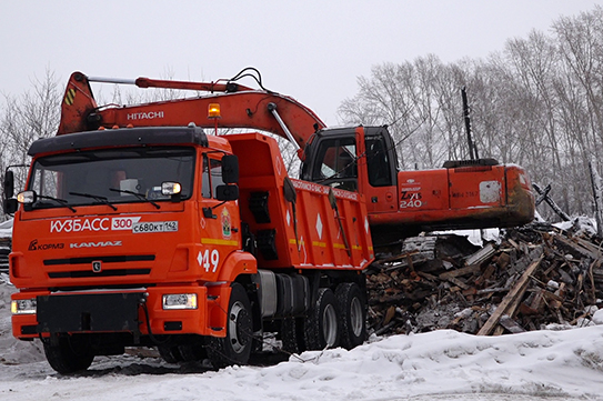В Анжеро-Судженске продолжается вывоз снесенных аварийных бараков В Анжеро-Судженске продолжается вывоз снесенных аварийных бараков